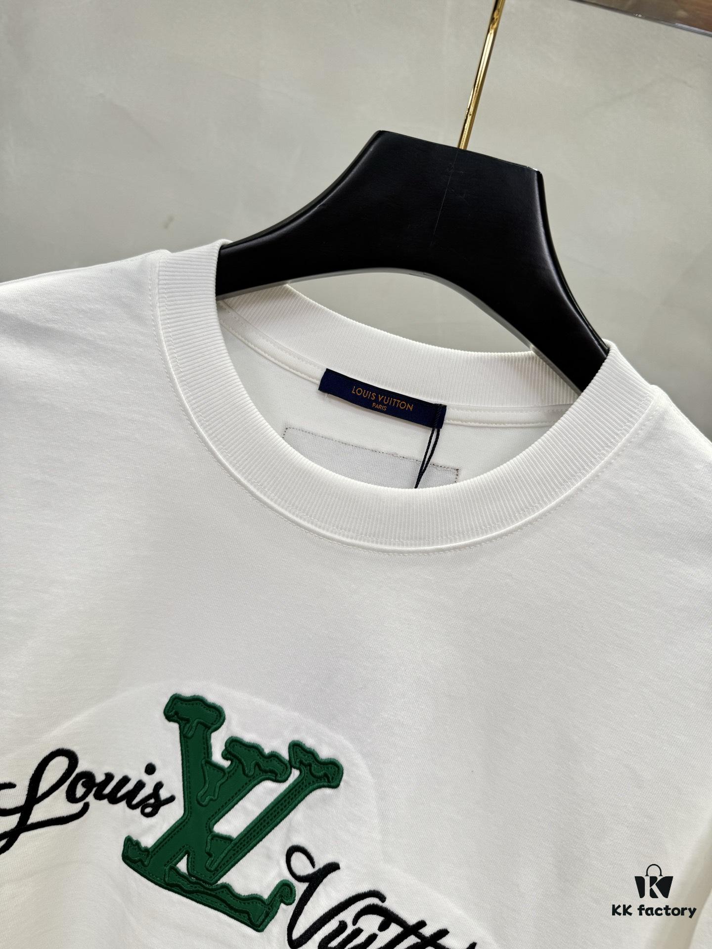 6930fbb36e68136f4d9b46e9 Lv Pai 25SS New Arrival Round Neck T-Shirt! Must-Have for Fashion Enthusiasts! Custom Brand Letter Embossed Rubber Print on Chest. Classic Color Combination, Stylish and Attractive. Youthful and Energetic Overall Look! Crafted from 280g Cotton Fabric, Offering Exceptional Comfort and a Soft, Premium Touch.