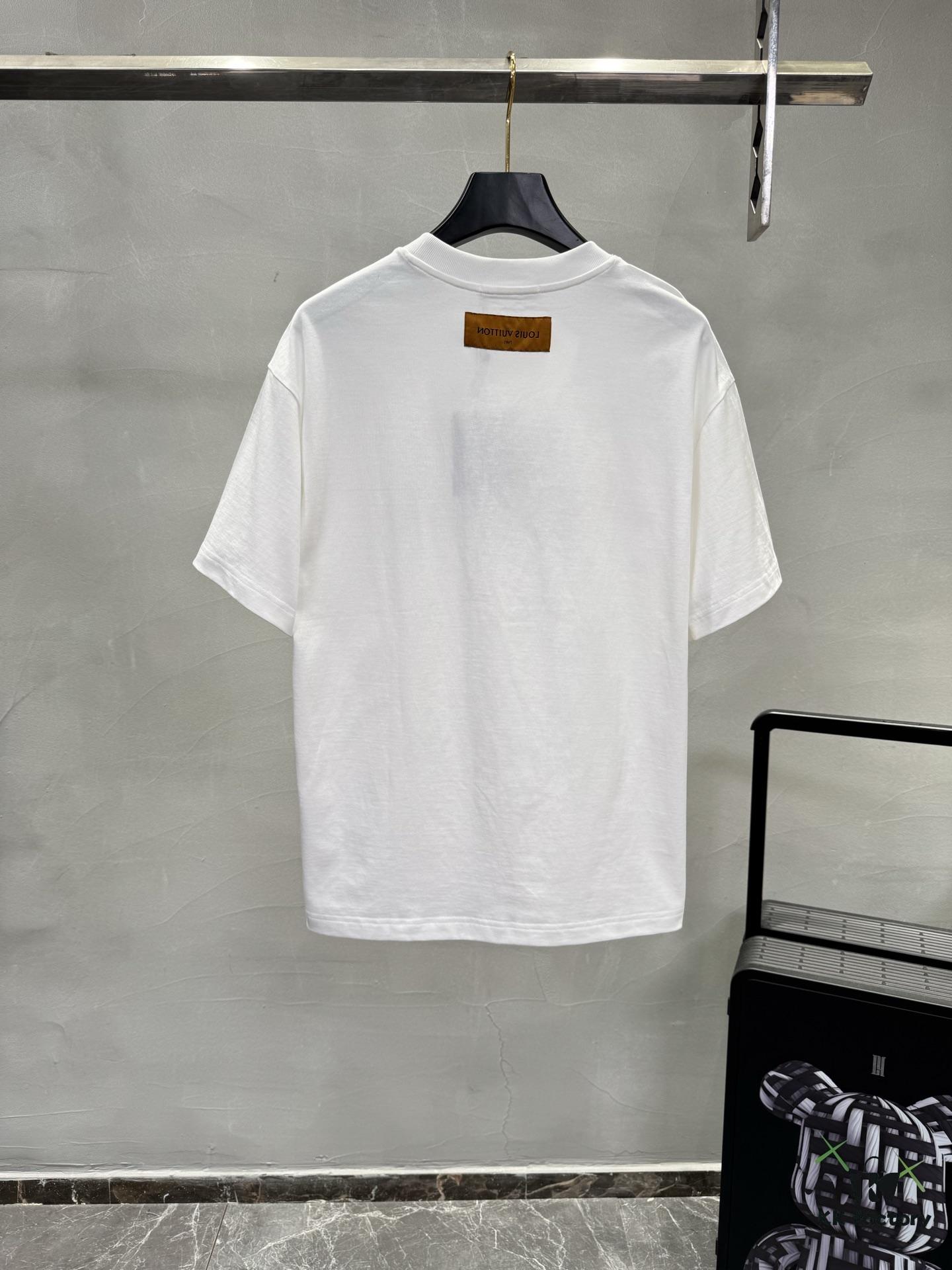 6930fbb96e68136f4d9b46eb Lv Pai 25SS New Arrival Round Neck T-Shirt! Must-Have for Fashion Enthusiasts! Custom Brand Letter Embossed Rubber Print on Chest. Classic Color Combination, Stylish and Attractive. Youthful and Energetic Overall Look! Crafted from 280g Cotton Fabric, Offering Exceptional Comfort and a Soft, Premium Touch.