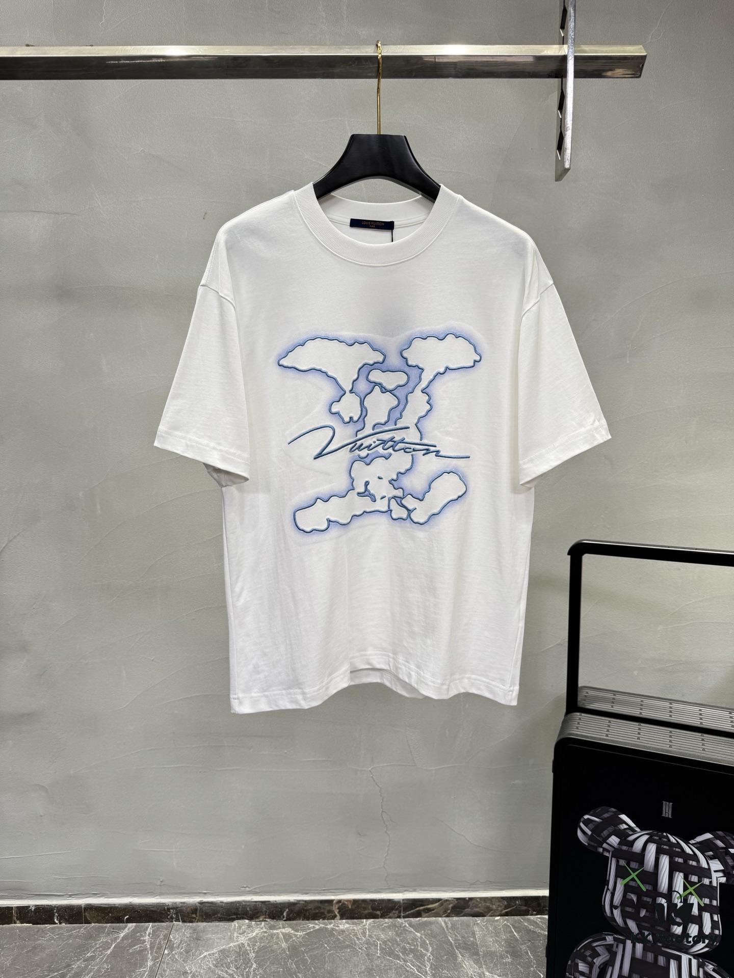 6930fbba6e68136f4d9b46ef 1V 25SS Spring New Arrival T-Shirt! 260g High-Density Cloud-Embroidered Cotton Fabric, Comfortable Wear. Minimalist Design, Fashionable and Trendy. Slightly Oversized Fit for Casual Comfort, Suitable for Various Occasions. Whether Shopping, Gathering with Friends or Relaxing, This T-Shirt Adds Style and Personality to Your Look.