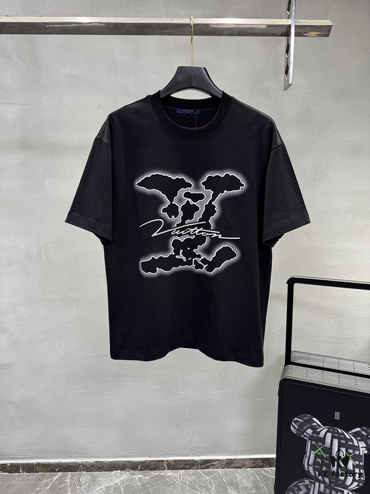 6930fbbc6e68136f4d9b46f1 1V 25SS Spring New Arrival T-Shirt! 260g High-Density Cloud-Embroidered Cotton Fabric, Comfortable Wear. Minimalist Design, Fashionable and Trendy. Slightly Oversized Fit for Casual Comfort, Suitable for Various Occasions. Whether Shopping, Gathering with Friends or Relaxing, This T-Shirt Adds Style and Personality to Your Look.