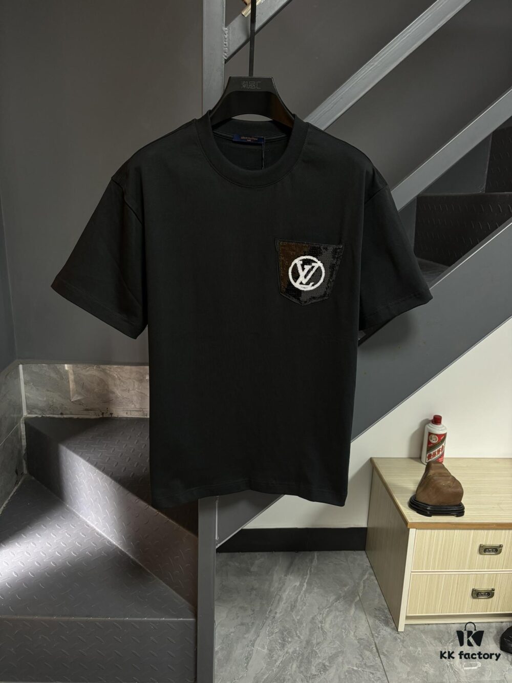 6930fbc16e68136f4d9b46f4 LV Louis Vuitton Spring/Summer 2025 New Arrival Classic T-Shirt! Made from 26g high-density pure cotton fabric for exceptional comfort. Features a minimalist, stylish design with a slightly loose fit, offering a relaxed and versatile silhouette perfect for various occasions. Ideal for shopping, gatherings, or casual outings, this T-shirt adds a touch of fashion and individuality to your look.