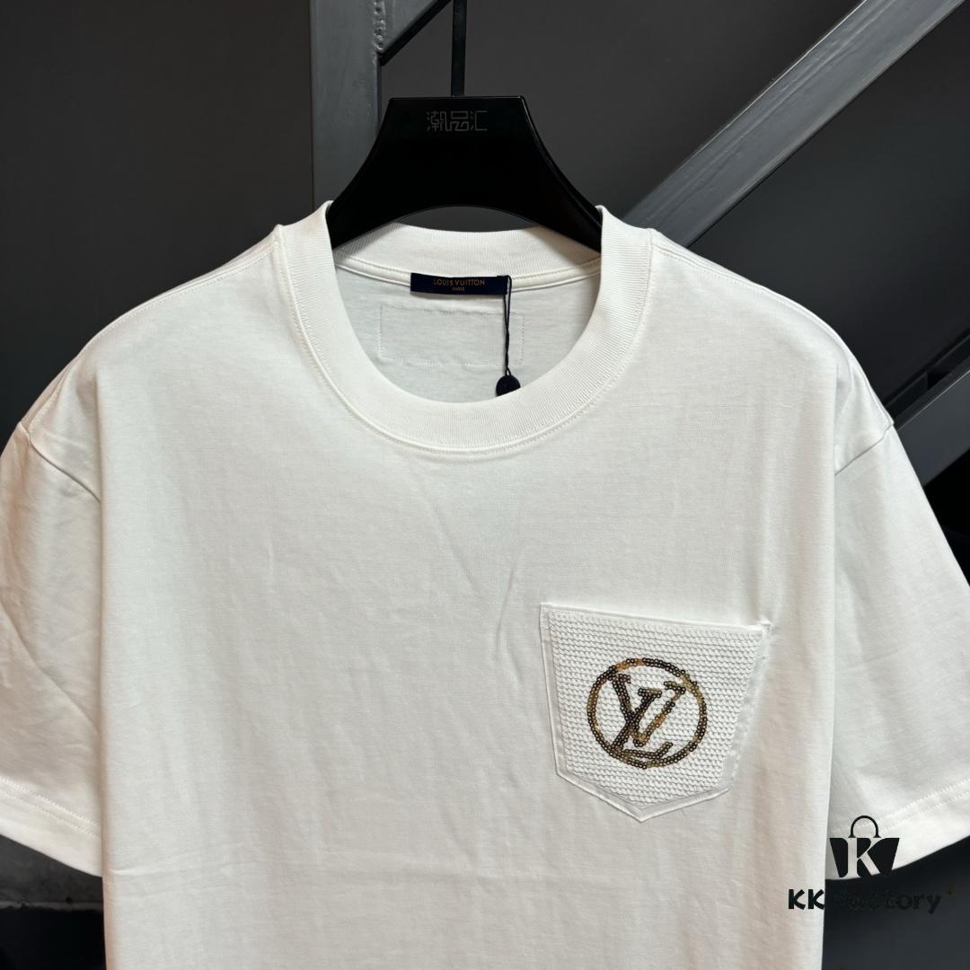 6930fbc36e68136f4d9b46f9 LV Louis Vuitton Spring/Summer 2025 New Arrival Classic T-Shirt! Made from 26g high-density pure cotton fabric for exceptional comfort. Features a minimalist, stylish design with a slightly loose fit, offering a relaxed and versatile silhouette perfect for various occasions. Ideal for shopping, gatherings, or casual outings, this T-shirt adds a touch of fashion and individuality to your look.