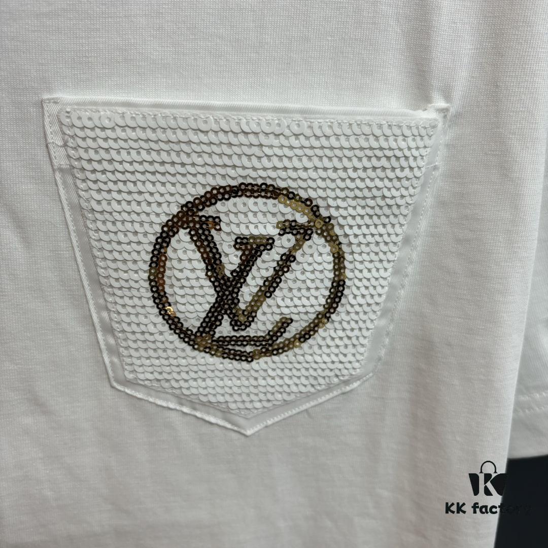 6930fbc56e68136f4d9b46fa LV Louis Vuitton Spring/Summer 2025 New Arrival Classic T-Shirt! Made from 26g high-density pure cotton fabric for exceptional comfort. Features a minimalist, stylish design with a slightly loose fit, offering a relaxed and versatile silhouette perfect for various occasions. Ideal for shopping, gatherings, or casual outings, this T-shirt adds a touch of fashion and individuality to your look.