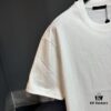 6930fbc66e68136f4d9b46fb LV Louis Vuitton Spring/Summer 2025 New Arrival Classic T-Shirt! Made from 26g high-density pure cotton fabric for exceptional comfort. Features a minimalist, stylish design with a slightly loose fit, offering a relaxed and versatile silhouette perfect for various occasions. Ideal for shopping, gatherings, or casual outings, this T-shirt adds a touch of fashion and individuality to your look.