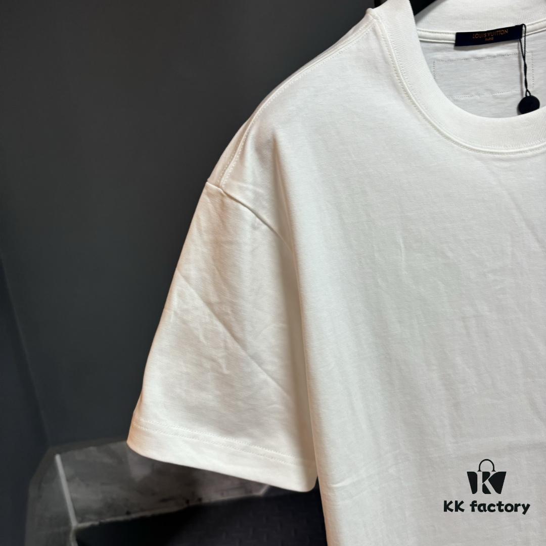 6930fbc66e68136f4d9b46fb LV Louis Vuitton Spring/Summer 2025 New Arrival Classic T-Shirt! Made from 26g high-density pure cotton fabric for exceptional comfort. Features a minimalist, stylish design with a slightly loose fit, offering a relaxed and versatile silhouette perfect for various occasions. Ideal for shopping, gatherings, or casual outings, this T-shirt adds a touch of fashion and individuality to your look.
