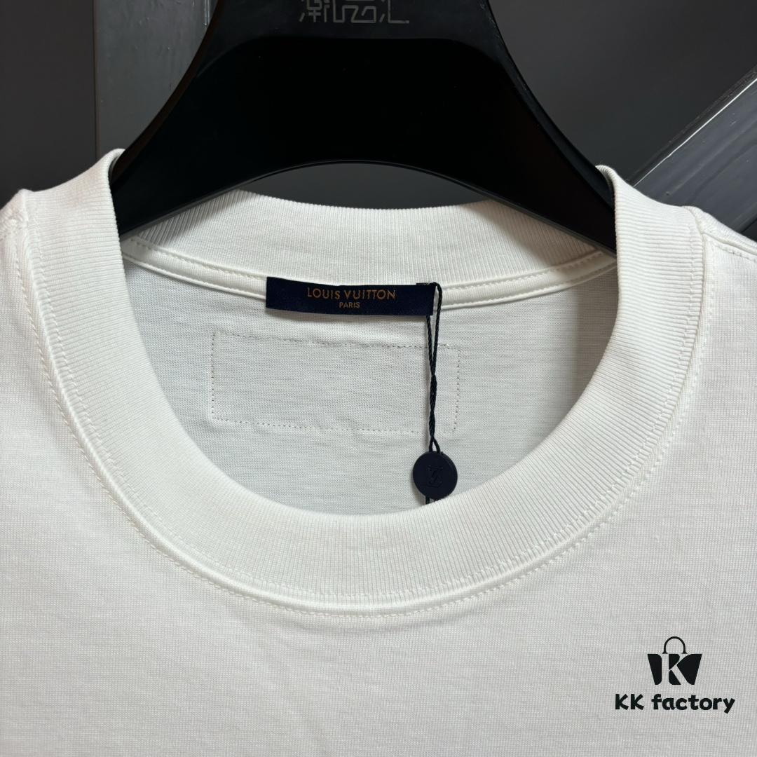 6930fbc76e68136f4d9b46fc LV Louis Vuitton Spring/Summer 2025 New Arrival Classic T-Shirt! Made from 26g high-density pure cotton fabric for exceptional comfort. Features a minimalist, stylish design with a slightly loose fit, offering a relaxed and versatile silhouette perfect for various occasions. Ideal for shopping, gatherings, or casual outings, this T-shirt adds a touch of fashion and individuality to your look.