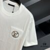 6930fbc76e68136f4d9b46fd LV Louis Vuitton Spring/Summer 2025 New Arrival Classic T-Shirt! Made from 26g high-density pure cotton fabric for exceptional comfort. Features a minimalist, stylish design with a slightly loose fit, offering a relaxed and versatile silhouette perfect for various occasions. Ideal for shopping, gatherings, or casual outings, this T-shirt adds a touch of fashion and individuality to your look.