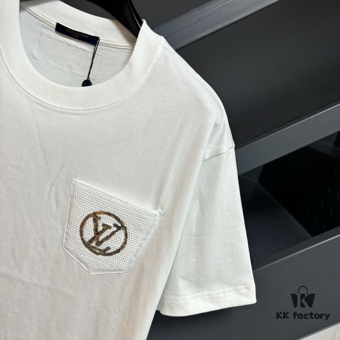 6930fbc76e68136f4d9b46fd LV Louis Vuitton Spring/Summer 2025 New Arrival Classic T-Shirt! Made from 26g high-density pure cotton fabric for exceptional comfort. Features a minimalist, stylish design with a slightly loose fit, offering a relaxed and versatile silhouette perfect for various occasions. Ideal for shopping, gatherings, or casual outings, this T-shirt adds a touch of fashion and individuality to your look.