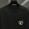 6930fbc86e68136f4d9b46fe LV Louis Vuitton Spring/Summer 2025 New Arrival Classic T-Shirt! Made from 26g high-density pure cotton fabric for exceptional comfort. Features a minimalist, stylish design with a slightly loose fit, offering a relaxed and versatile silhouette perfect for various occasions. Ideal for shopping, gatherings, or casual outings, this T-shirt adds a touch of fashion and individuality to your look.