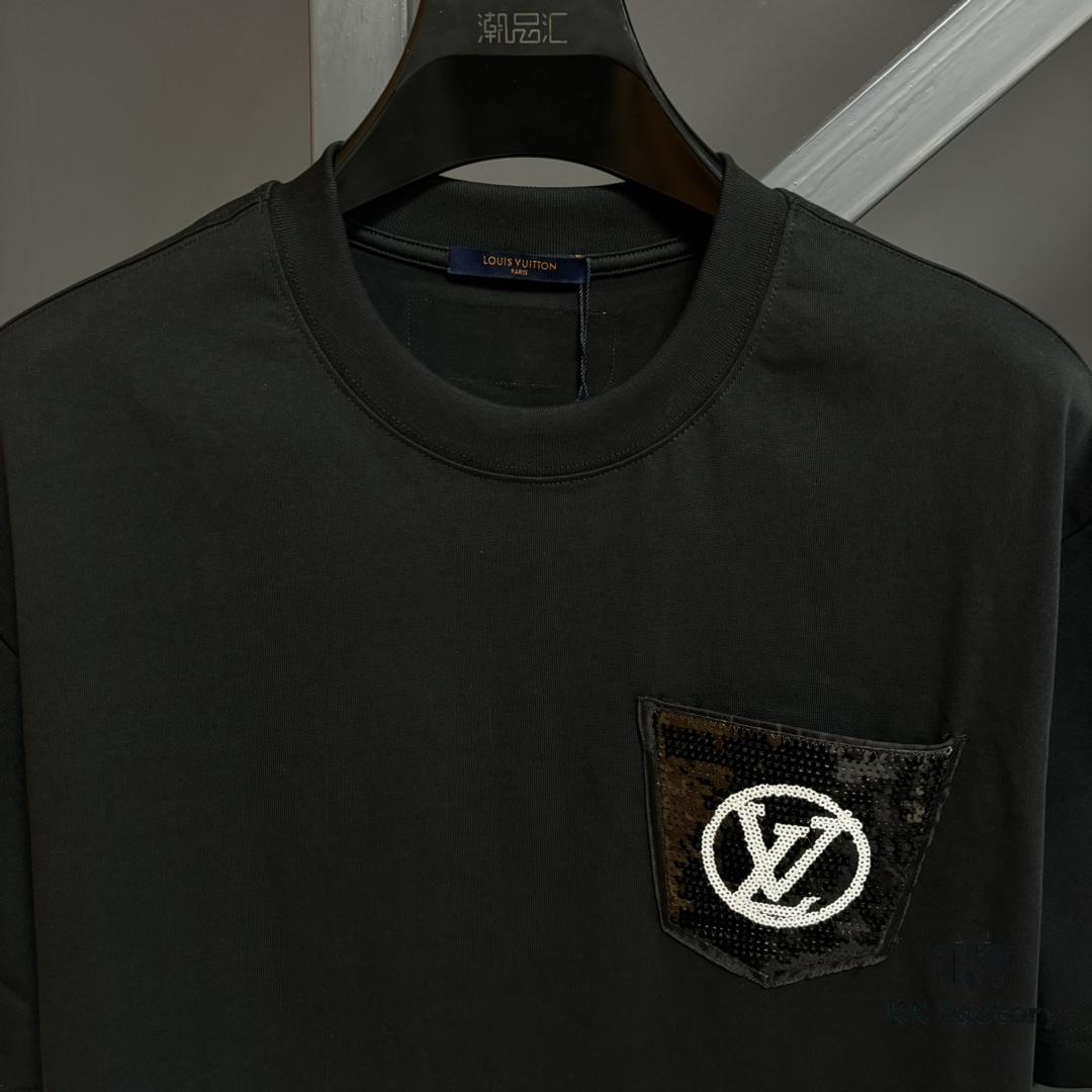 6930fbc86e68136f4d9b46fe LV Louis Vuitton Spring/Summer 2025 New Arrival Classic T-Shirt! Made from 26g high-density pure cotton fabric for exceptional comfort. Features a minimalist, stylish design with a slightly loose fit, offering a relaxed and versatile silhouette perfect for various occasions. Ideal for shopping, gatherings, or casual outings, this T-shirt adds a touch of fashion and individuality to your look.