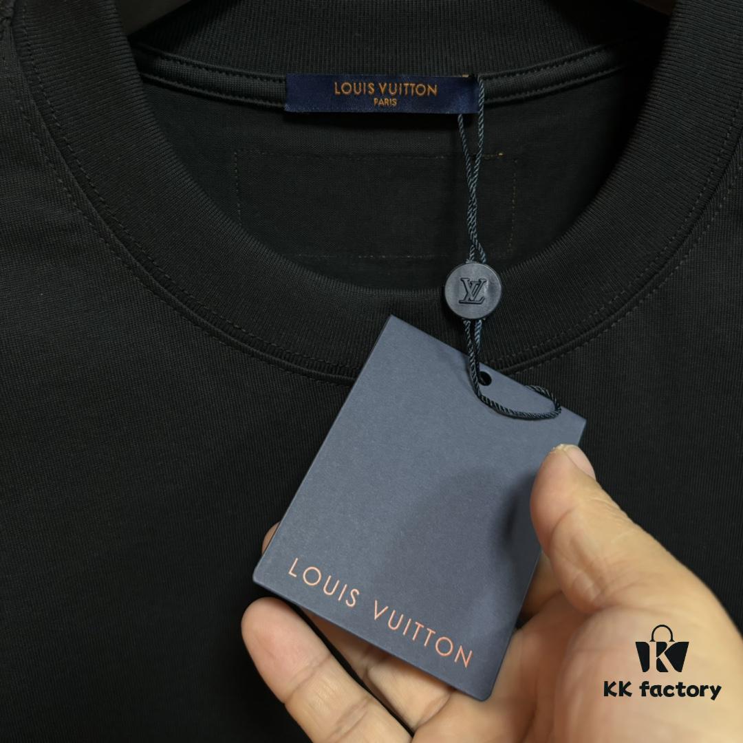 6930fbca6e68136f4d9b46ff LV Louis Vuitton Spring/Summer 2025 New Arrival Classic T-Shirt! Made from 26g high-density pure cotton fabric for exceptional comfort. Features a minimalist, stylish design with a slightly loose fit, offering a relaxed and versatile silhouette perfect for various occasions. Ideal for shopping, gatherings, or casual outings, this T-shirt adds a touch of fashion and individuality to your look.