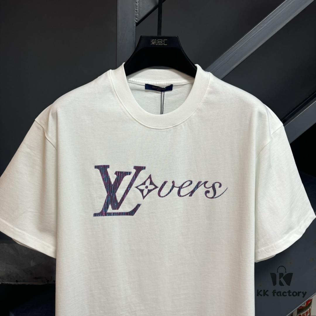 6930fbcb6e68136f4d9b4701 Louis Vuitton LV 25SS Spring/Summer Classic New Arrival T-Shirt! 260g High-Grammage Cotton Fabric, Comfortable Wear. Minimalist Design, Fashionable and Trendy. Slightly Relaxed Fit for Casual Comfort, Suitable for Various Occasions. Whether Shopping, Social Gatherings or Leisure Time, This T-Shirt Adds Style and Personality to Your Look.