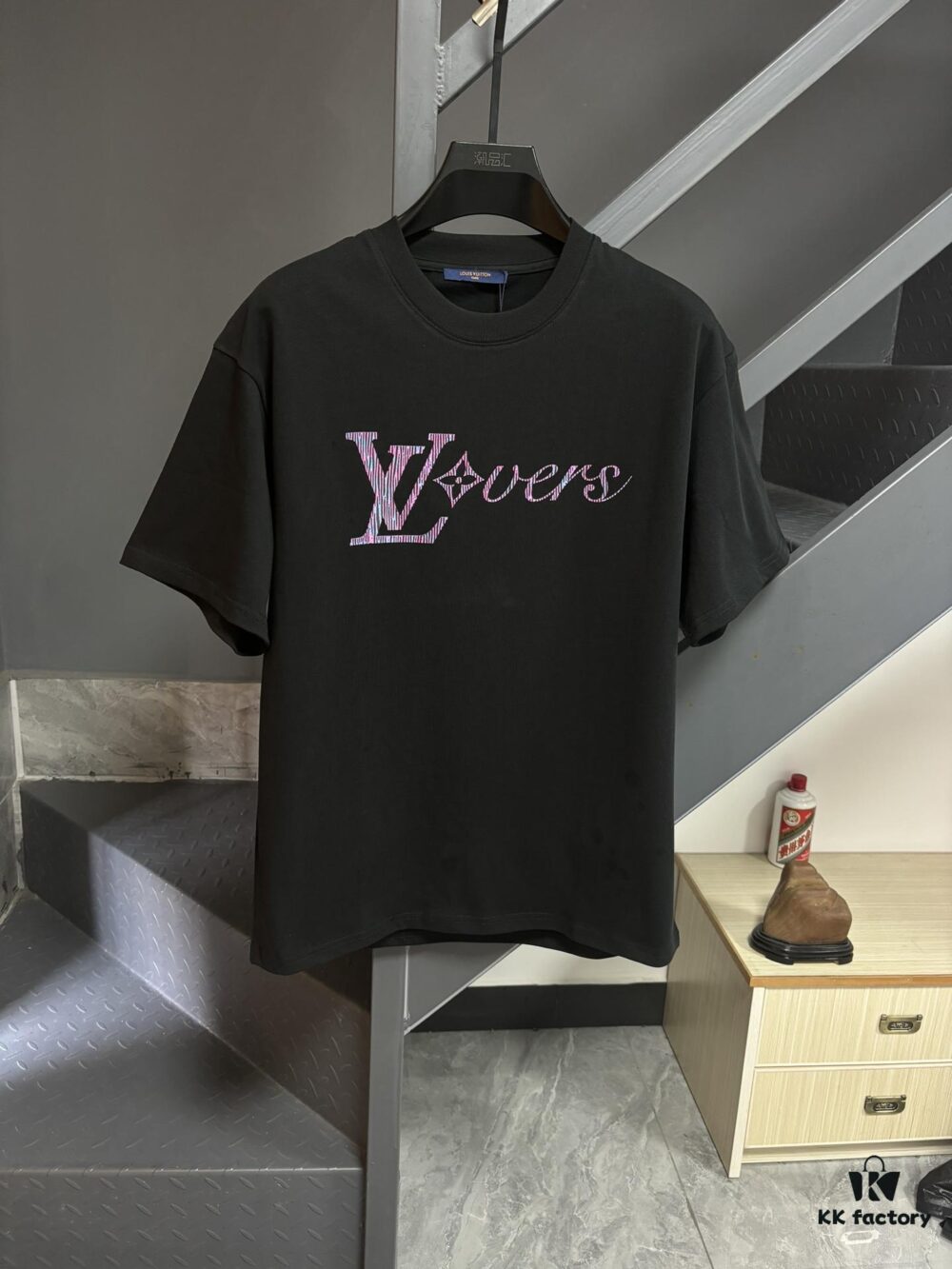 6930fbcb6e68136f4d9b4702 Louis Vuitton LV 25SS Spring/Summer Classic New Arrival T-Shirt! 260g High-Grammage Cotton Fabric, Comfortable Wear. Minimalist Design, Fashionable and Trendy. Slightly Relaxed Fit for Casual Comfort, Suitable for Various Occasions. Whether Shopping, Social Gatherings or Leisure Time, This T-Shirt Adds Style and Personality to Your Look.