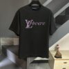 6930fbcb6e68136f4d9b4702 Louis Vuitton LV 25SS Spring/Summer Classic New Arrival T-Shirt! 260g High-Grammage Cotton Fabric, Comfortable Wear. Minimalist Design, Fashionable and Trendy. Slightly Relaxed Fit for Casual Comfort, Suitable for Various Occasions. Whether Shopping, Social Gatherings or Leisure Time, This T-Shirt Adds Style and Personality to Your Look.