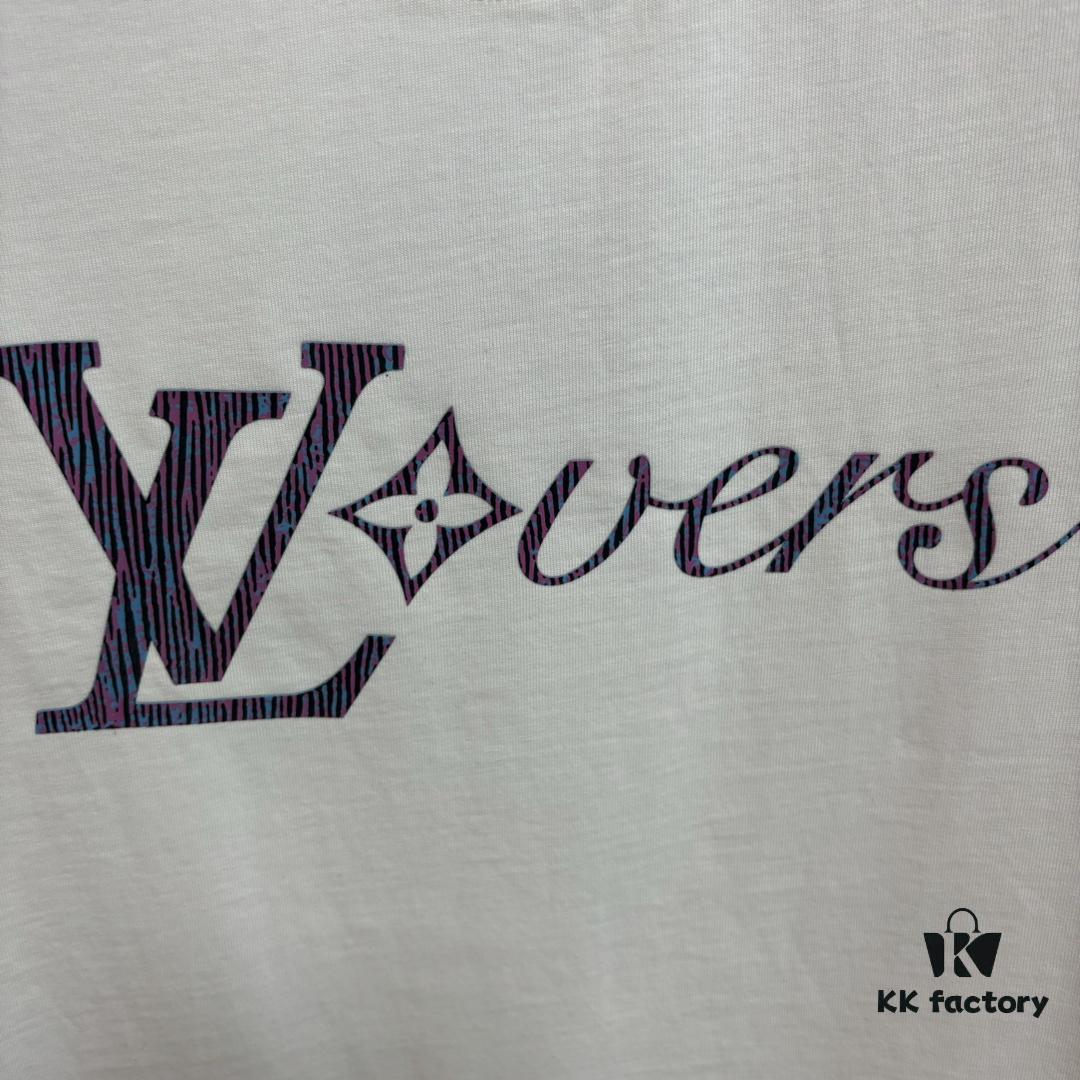 6930fbcd6e68136f4d9b4703 Louis Vuitton LV 25SS Spring/Summer Classic New Arrival T-Shirt! 260g High-Grammage Cotton Fabric, Comfortable Wear. Minimalist Design, Fashionable and Trendy. Slightly Relaxed Fit for Casual Comfort, Suitable for Various Occasions. Whether Shopping, Social Gatherings or Leisure Time, This T-Shirt Adds Style and Personality to Your Look.