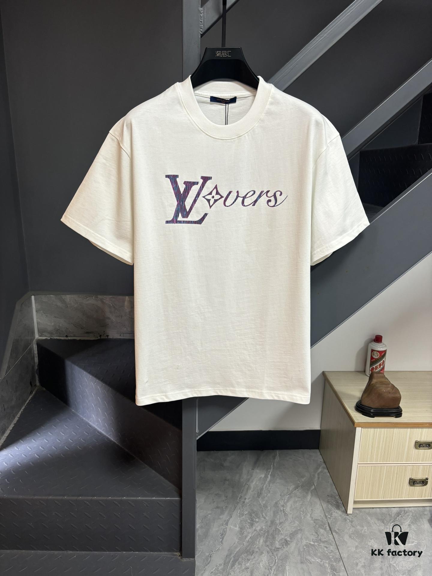 6930fbcd6e68136f4d9b4704 Louis Vuitton LV 25SS Spring/Summer Classic New Arrival T-Shirt! 260g High-Grammage Cotton Fabric, Comfortable Wear. Minimalist Design, Fashionable and Trendy. Slightly Relaxed Fit for Casual Comfort, Suitable for Various Occasions. Whether Shopping, Social Gatherings or Leisure Time, This T-Shirt Adds Style and Personality to Your Look.