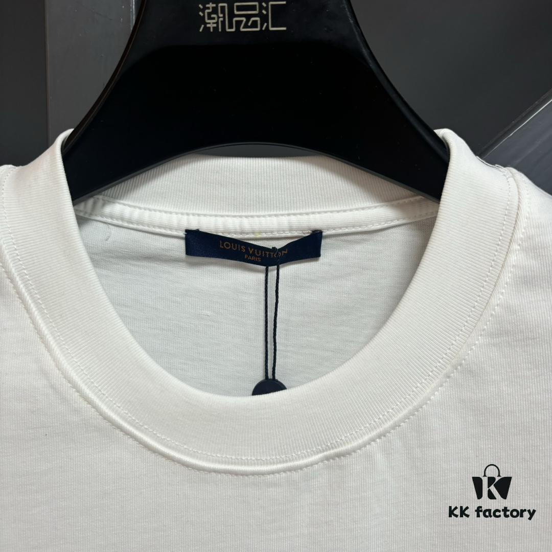 6930fbce6e68136f4d9b4706 Louis Vuitton LV 25SS Spring/Summer Classic New Arrival T-Shirt! 260g High-Grammage Cotton Fabric, Comfortable Wear. Minimalist Design, Fashionable and Trendy. Slightly Relaxed Fit for Casual Comfort, Suitable for Various Occasions. Whether Shopping, Social Gatherings or Leisure Time, This T-Shirt Adds Style and Personality to Your Look.