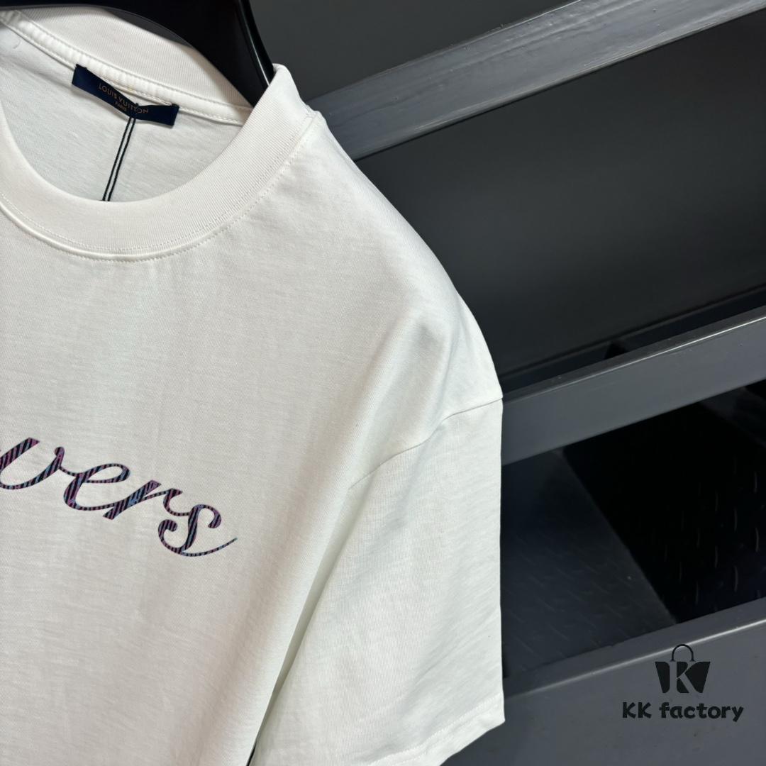 6930fbcf6e68136f4d9b4707 Louis Vuitton LV 25SS Spring/Summer Classic New Arrival T-Shirt! 260g High-Grammage Cotton Fabric, Comfortable Wear. Minimalist Design, Fashionable and Trendy. Slightly Relaxed Fit for Casual Comfort, Suitable for Various Occasions. Whether Shopping, Social Gatherings or Leisure Time, This T-Shirt Adds Style and Personality to Your Look.