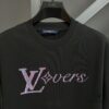 6930fbd06e68136f4d9b4708 Louis Vuitton LV 25SS Spring/Summer Classic New Arrival T-Shirt! 260g High-Grammage Cotton Fabric, Comfortable Wear. Minimalist Design, Fashionable and Trendy. Slightly Relaxed Fit for Casual Comfort, Suitable for Various Occasions. Whether Shopping, Social Gatherings or Leisure Time, This T-Shirt Adds Style and Personality to Your Look.