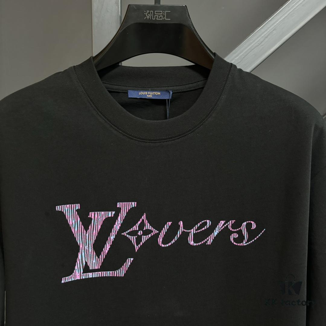 6930fbd06e68136f4d9b4708 Louis Vuitton LV 25SS Spring/Summer Classic New Arrival T-Shirt! 260g High-Grammage Cotton Fabric, Comfortable Wear. Minimalist Design, Fashionable and Trendy. Slightly Relaxed Fit for Casual Comfort, Suitable for Various Occasions. Whether Shopping, Social Gatherings or Leisure Time, This T-Shirt Adds Style and Personality to Your Look.