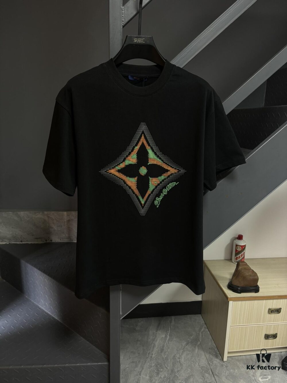6930fbd26e68136f4d9b470a LV Louis Vuitton Spring/Summer 2025 New Arrival Classic T-Shirt! Made from 26g high GSM pure cotton fabric for exceptional comfort. Features a minimalist, stylish design with a slightly loose fit, offering a relaxed and versatile silhouette perfect for any occasion. Ideal for shopping, gatherings, or casual outings, this T-shirt adds a touch of fashion and individuality to your look.