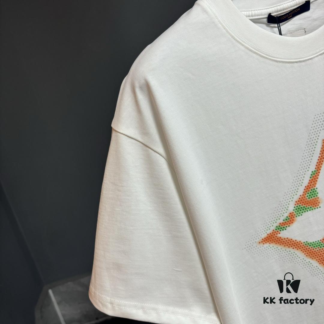 LV Louis Vuitton Spring/Summer 2025 New Arrival Classic T-Shirt! Made from 26g high GSM pure cotton fabric for exceptional comfort. Features a minimalist, stylish design with a slightly loose fit, offering a relaxed and versatile silhouette perfect for any occasion. Ideal for shopping, gatherings, or casual outings, this T-shirt adds a touch of fashion and individuality to your look.