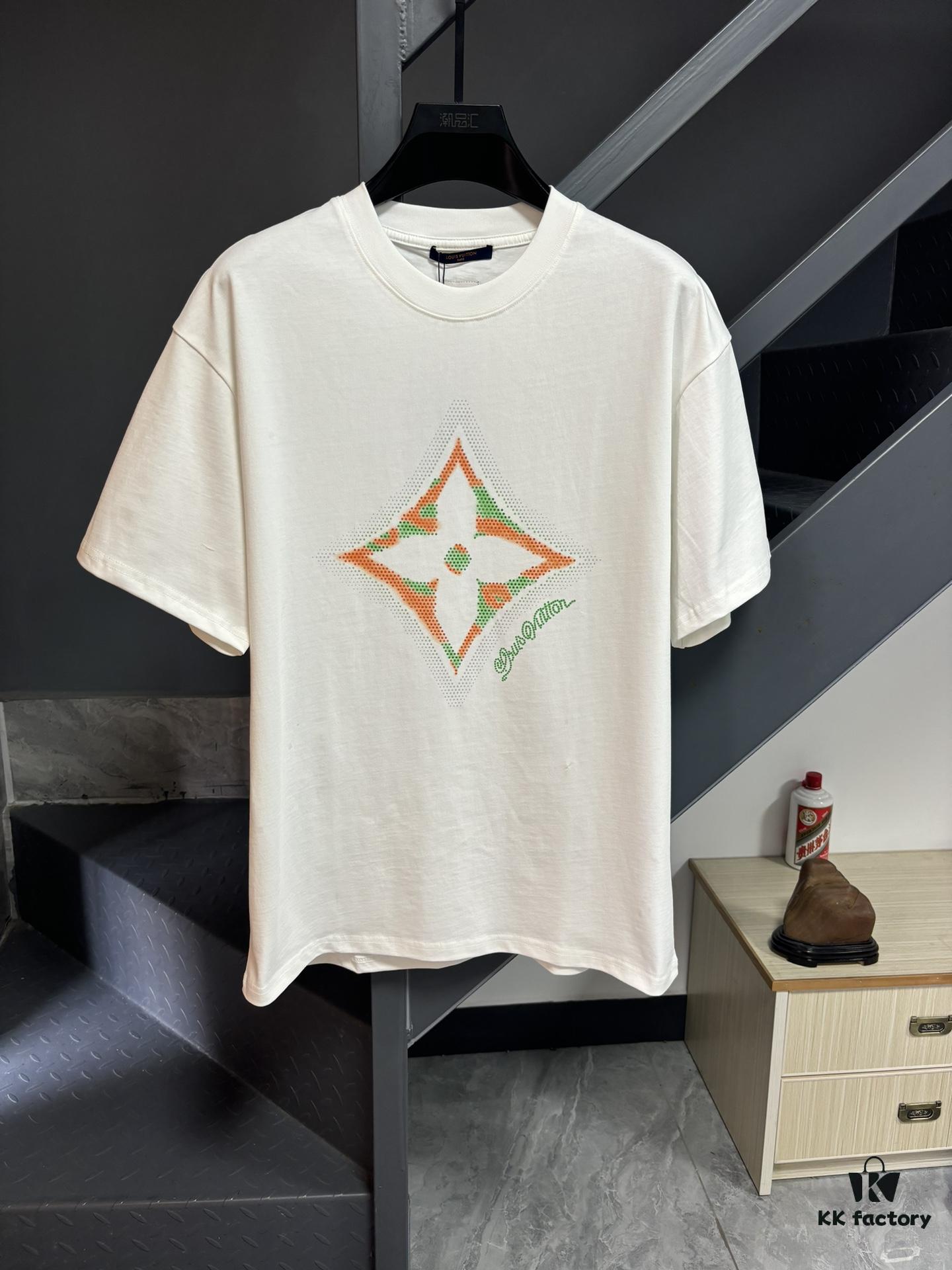 LV Louis Vuitton Spring/Summer 2025 New Arrival Classic T-Shirt! Made from 26g high GSM pure cotton fabric for exceptional comfort. Features a minimalist, stylish design with a slightly loose fit, offering a relaxed and versatile silhouette perfect for any occasion. Ideal for shopping, gatherings, or casual outings, this T-shirt adds a touch of fashion and individuality to your look.