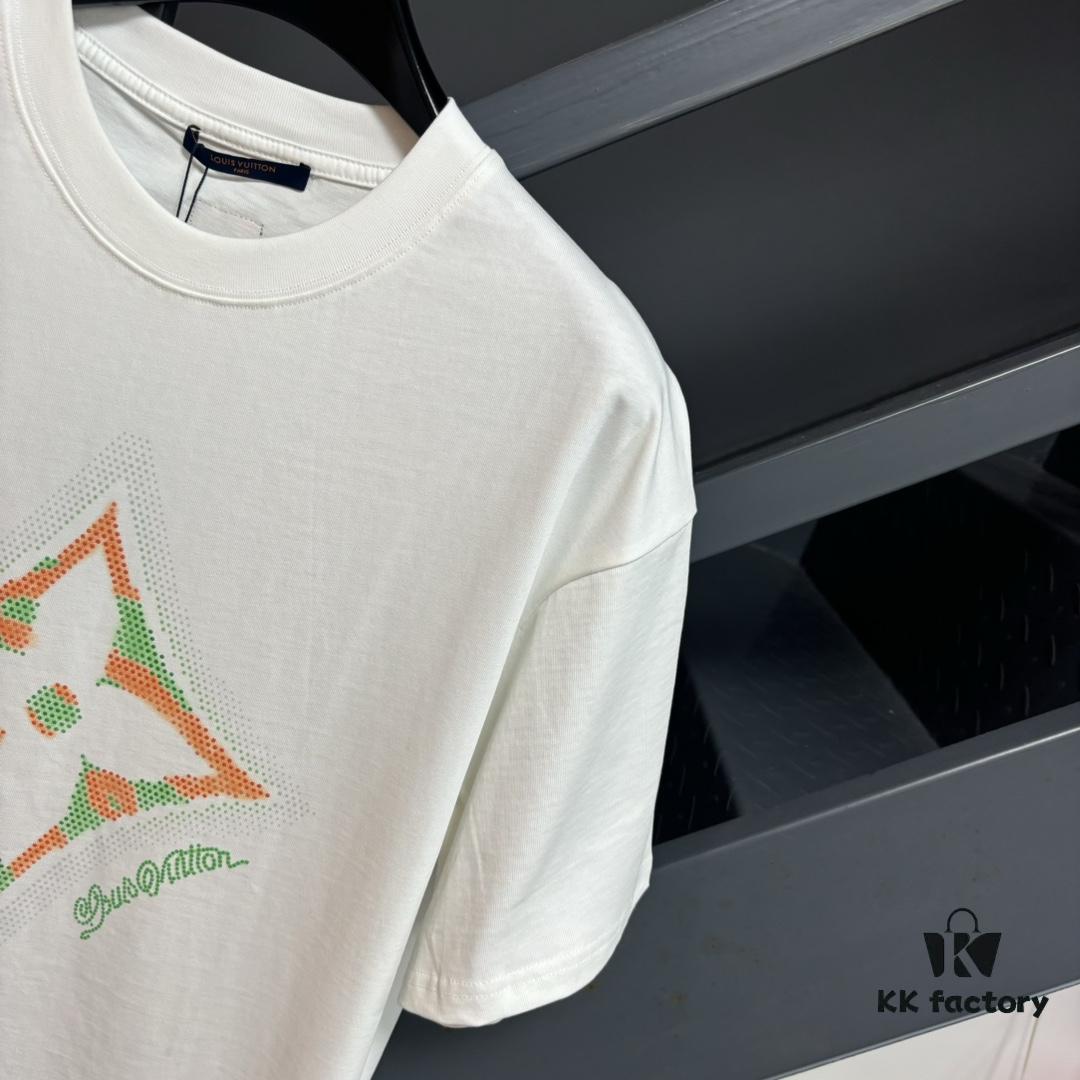 LV Louis Vuitton Spring/Summer 2025 New Arrival Classic T-Shirt! Made from 26g high GSM pure cotton fabric for exceptional comfort. Features a minimalist, stylish design with a slightly loose fit, offering a relaxed and versatile silhouette perfect for any occasion. Ideal for shopping, gatherings, or casual outings, this T-shirt adds a touch of fashion and individuality to your look.