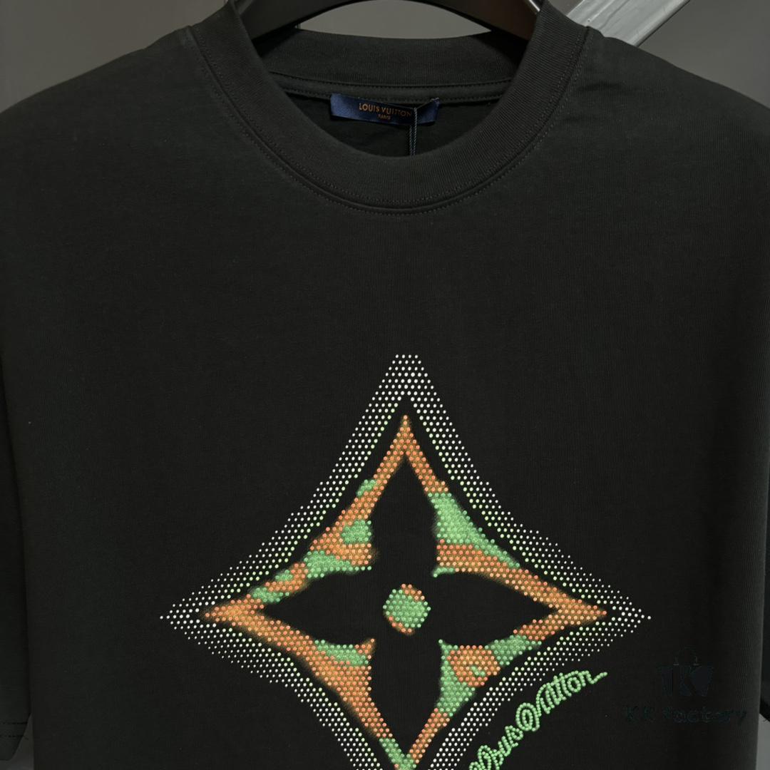 LV Louis Vuitton Spring/Summer 2025 New Arrival Classic T-Shirt! Made from 26g high GSM pure cotton fabric for exceptional comfort. Features a minimalist, stylish design with a slightly loose fit, offering a relaxed and versatile silhouette perfect for any occasion. Ideal for shopping, gatherings, or casual outings, this T-shirt adds a touch of fashion and individuality to your look.