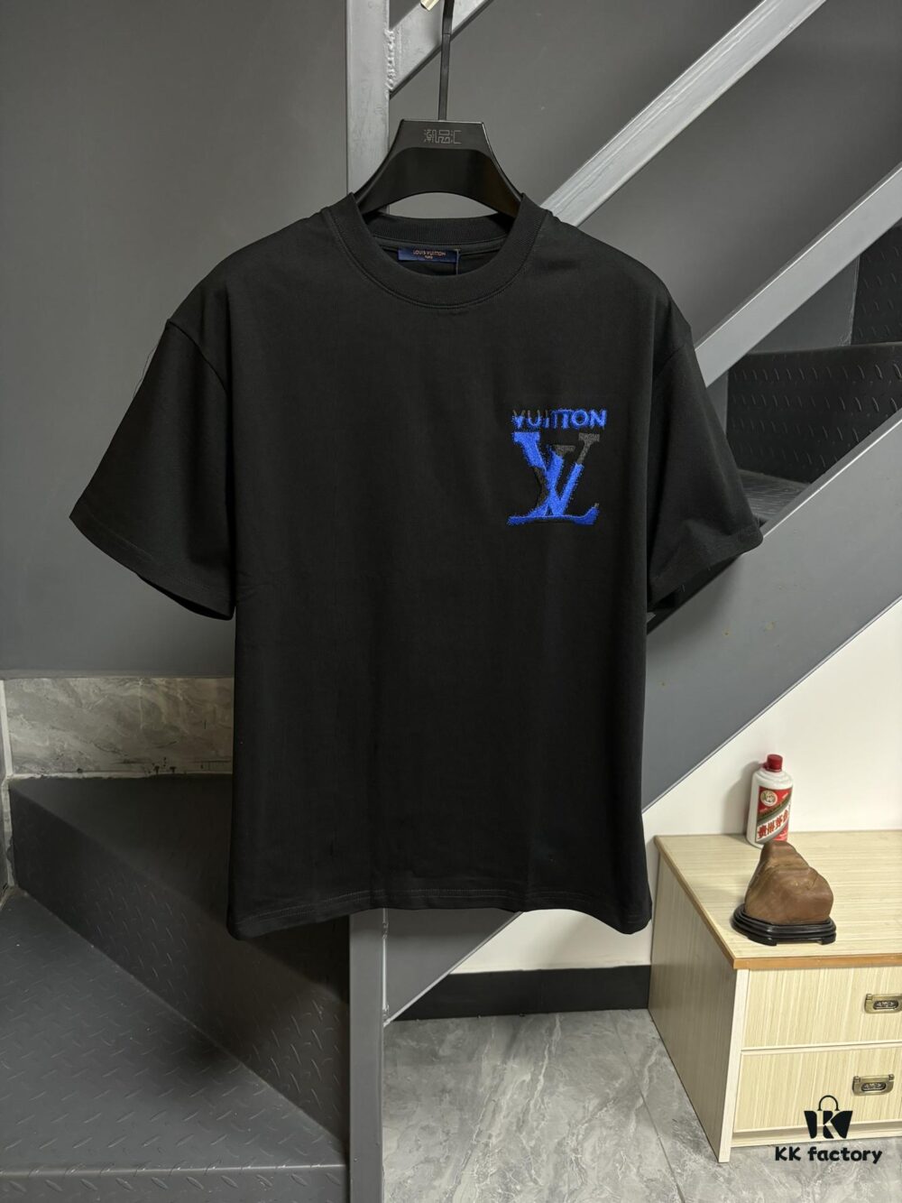 6930fbd96e68136f4d9b4712 LV Louis Vuitton Spring/Summer 2025 New Arrival Classic T-Shirt! 260g High-Grammage Pure Cotton Fabric for Comfortable Wear. Minimalist Design, Fashion-Forward and Trendy. Slightly Relaxed Fit for Casual Comfort, Suitable for Various Occasions. Whether Shopping, Gathering with Friends, or Relaxing, This T-Shirt Adds a Touch of Style and Individuality to Your Look.