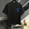6930fbd96e68136f4d9b4712 LV Louis Vuitton Spring/Summer 2025 New Arrival Classic T-Shirt! 260g High-Grammage Pure Cotton Fabric for Comfortable Wear. Minimalist Design, Fashion-Forward and Trendy. Slightly Relaxed Fit for Casual Comfort, Suitable for Various Occasions. Whether Shopping, Gathering with Friends, or Relaxing, This T-Shirt Adds a Touch of Style and Individuality to Your Look.