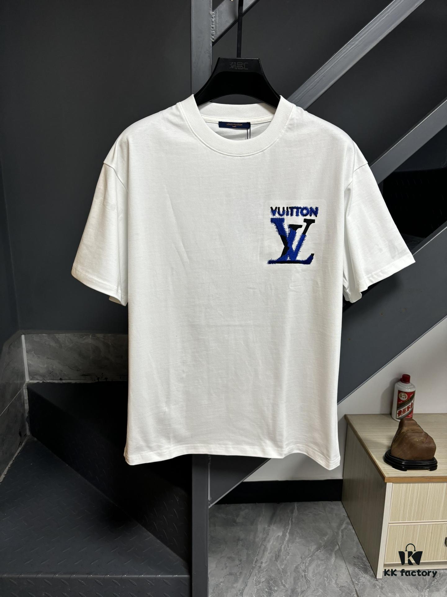 6930fbda6e68136f4d9b4713 LV Louis Vuitton Spring/Summer 2025 New Arrival Classic T-Shirt! 260g High-Grammage Pure Cotton Fabric for Comfortable Wear. Minimalist Design, Fashion-Forward and Trendy. Slightly Relaxed Fit for Casual Comfort, Suitable for Various Occasions. Whether Shopping, Gathering with Friends, or Relaxing, This T-Shirt Adds a Touch of Style and Individuality to Your Look.