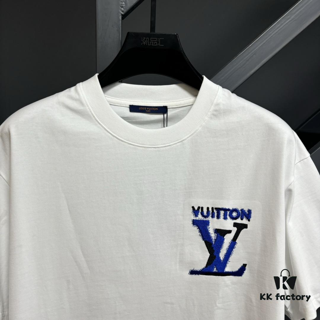 6930fbda6e68136f4d9b4714 LV Louis Vuitton Spring/Summer 2025 New Arrival Classic T-Shirt! 260g High-Grammage Pure Cotton Fabric for Comfortable Wear. Minimalist Design, Fashion-Forward and Trendy. Slightly Relaxed Fit for Casual Comfort, Suitable for Various Occasions. Whether Shopping, Gathering with Friends, or Relaxing, This T-Shirt Adds a Touch of Style and Individuality to Your Look.