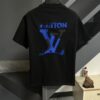 6930fbdb6e68136f4d9b4715 LV Louis Vuitton Spring/Summer 2025 New Arrival Classic T-Shirt! 260g High-Grammage Pure Cotton Fabric for Comfortable Wear. Minimalist Design, Fashion-Forward and Trendy. Slightly Relaxed Fit for Casual Comfort, Suitable for Various Occasions. Whether Shopping, Gathering with Friends, or Relaxing, This T-Shirt Adds a Touch of Style and Individuality to Your Look.
