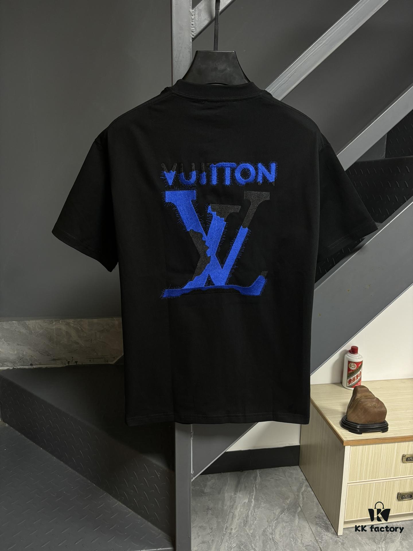 6930fbdb6e68136f4d9b4715 LV Louis Vuitton Spring/Summer 2025 New Arrival Classic T-Shirt! 260g High-Grammage Pure Cotton Fabric for Comfortable Wear. Minimalist Design, Fashion-Forward and Trendy. Slightly Relaxed Fit for Casual Comfort, Suitable for Various Occasions. Whether Shopping, Gathering with Friends, or Relaxing, This T-Shirt Adds a Touch of Style and Individuality to Your Look.