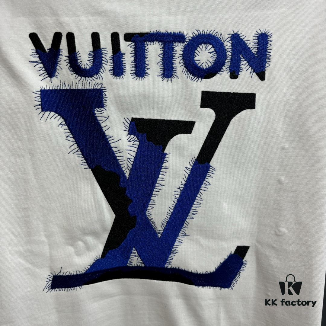 6930fbdb6e68136f4d9b4716 LV Louis Vuitton Spring/Summer 2025 New Arrival Classic T-Shirt! 260g High-Grammage Pure Cotton Fabric for Comfortable Wear. Minimalist Design, Fashion-Forward and Trendy. Slightly Relaxed Fit for Casual Comfort, Suitable for Various Occasions. Whether Shopping, Gathering with Friends, or Relaxing, This T-Shirt Adds a Touch of Style and Individuality to Your Look.