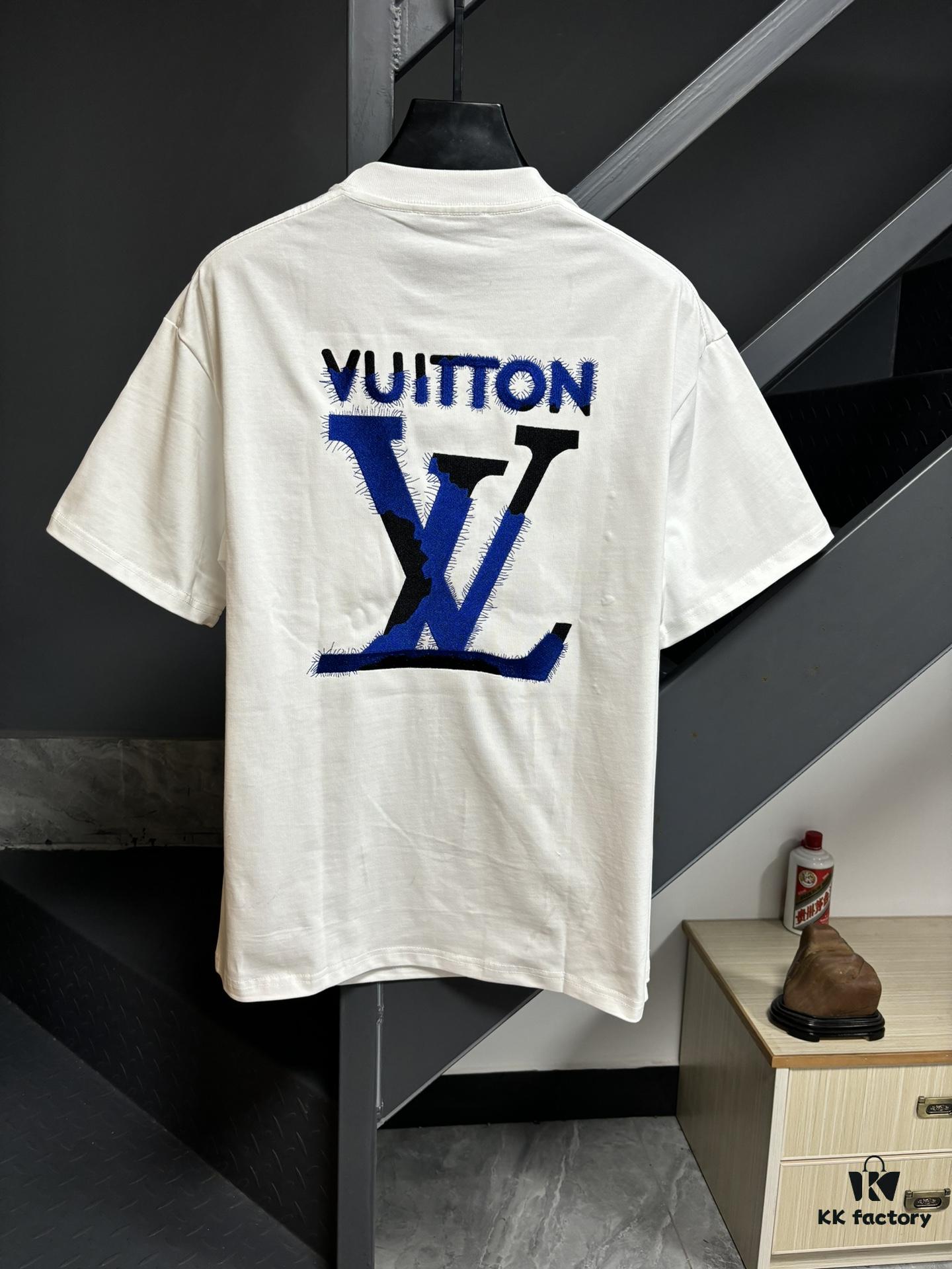 6930fbdb6e68136f4d9b4717 LV Louis Vuitton Spring/Summer 2025 New Arrival Classic T-Shirt! 260g High-Grammage Pure Cotton Fabric for Comfortable Wear. Minimalist Design, Fashion-Forward and Trendy. Slightly Relaxed Fit for Casual Comfort, Suitable for Various Occasions. Whether Shopping, Gathering with Friends, or Relaxing, This T-Shirt Adds a Touch of Style and Individuality to Your Look.