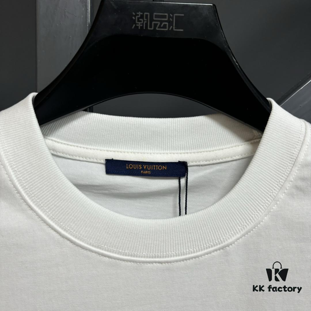 6930fbdd6e68136f4d9b4718 LV Louis Vuitton Spring/Summer 2025 New Arrival Classic T-Shirt! 260g High-Grammage Pure Cotton Fabric for Comfortable Wear. Minimalist Design, Fashion-Forward and Trendy. Slightly Relaxed Fit for Casual Comfort, Suitable for Various Occasions. Whether Shopping, Gathering with Friends, or Relaxing, This T-Shirt Adds a Touch of Style and Individuality to Your Look.