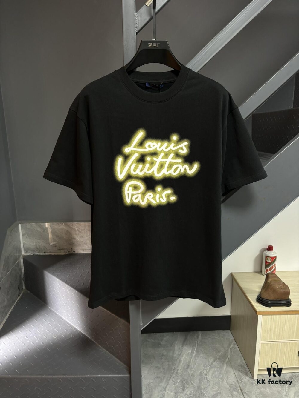 6930fbe16e68136f4d9b471b Louis Vuitton LV 25SS Spring Collection Classic New Arrival T-Shirt! 260g High-Grammage Pure Cotton Fabric, Comfortable Wear. Minimalist Design, Stylish and Trendy. Slightly Oversized Fit for a Relaxed, Casual Look, Perfect for Various Occasions. Whether Shopping, Socializing, or Enjoying Leisure Time, This T-Shirt Adds a Touch of Fashion and Individuality.