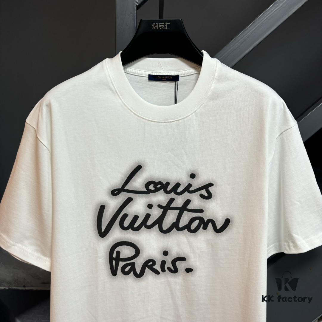 6930fbe26e68136f4d9b471c Louis Vuitton LV 25SS Spring Collection Classic New Arrival T-Shirt! 260g High-Grammage Pure Cotton Fabric, Comfortable Wear. Minimalist Design, Stylish and Trendy. Slightly Oversized Fit for a Relaxed, Casual Look, Perfect for Various Occasions. Whether Shopping, Socializing, or Enjoying Leisure Time, This T-Shirt Adds a Touch of Fashion and Individuality.