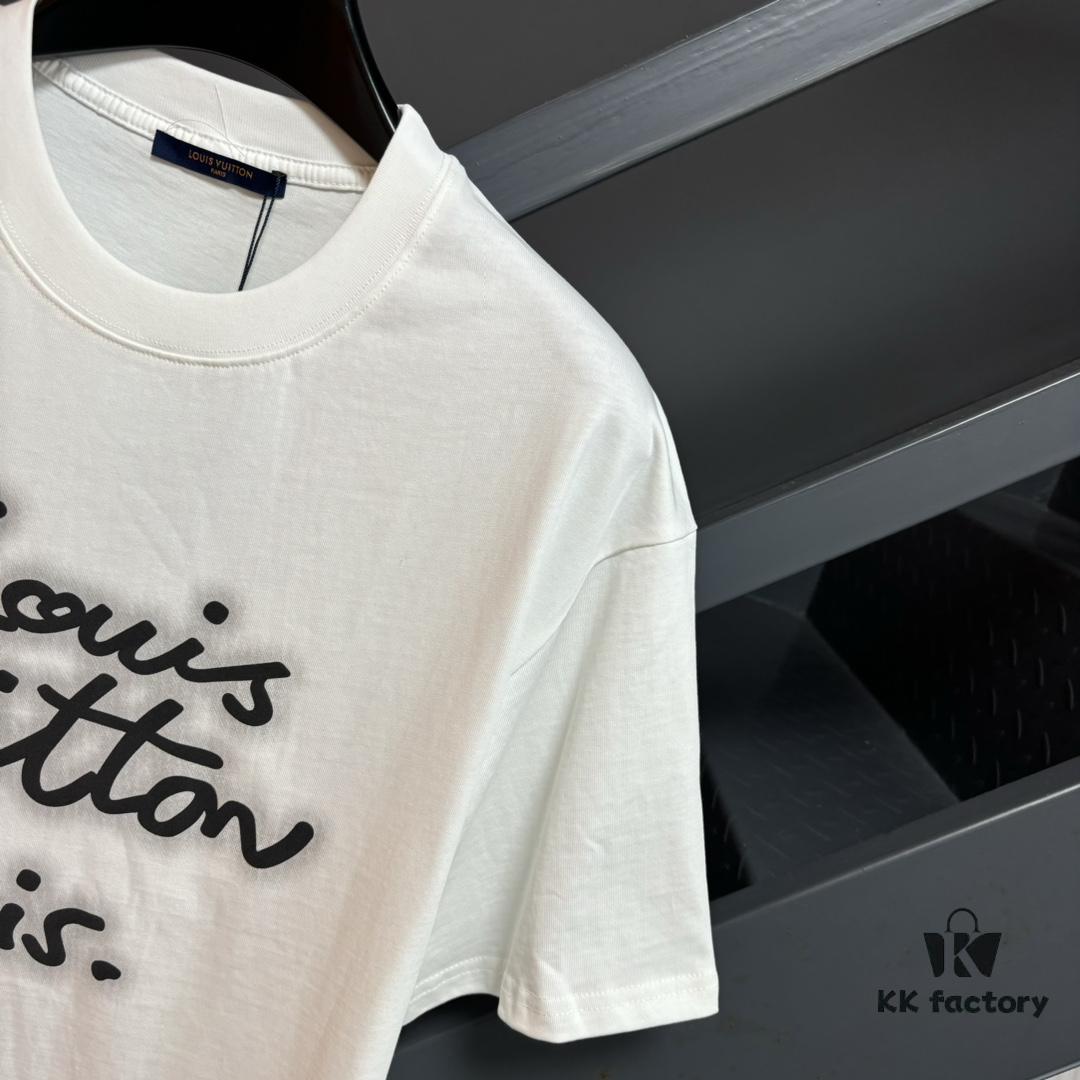 6930fbe26e68136f4d9b471d Louis Vuitton LV 25SS Spring Collection Classic New Arrival T-Shirt! 260g High-Grammage Pure Cotton Fabric, Comfortable Wear. Minimalist Design, Stylish and Trendy. Slightly Oversized Fit for a Relaxed, Casual Look, Perfect for Various Occasions. Whether Shopping, Socializing, or Enjoying Leisure Time, This T-Shirt Adds a Touch of Fashion and Individuality.