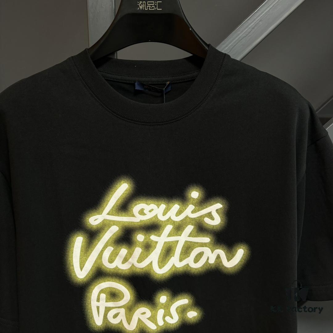 6930fbe36e68136f4d9b471e Louis Vuitton LV 25SS Spring Collection Classic New Arrival T-Shirt! 260g High-Grammage Pure Cotton Fabric, Comfortable Wear. Minimalist Design, Stylish and Trendy. Slightly Oversized Fit for a Relaxed, Casual Look, Perfect for Various Occasions. Whether Shopping, Socializing, or Enjoying Leisure Time, This T-Shirt Adds a Touch of Fashion and Individuality.