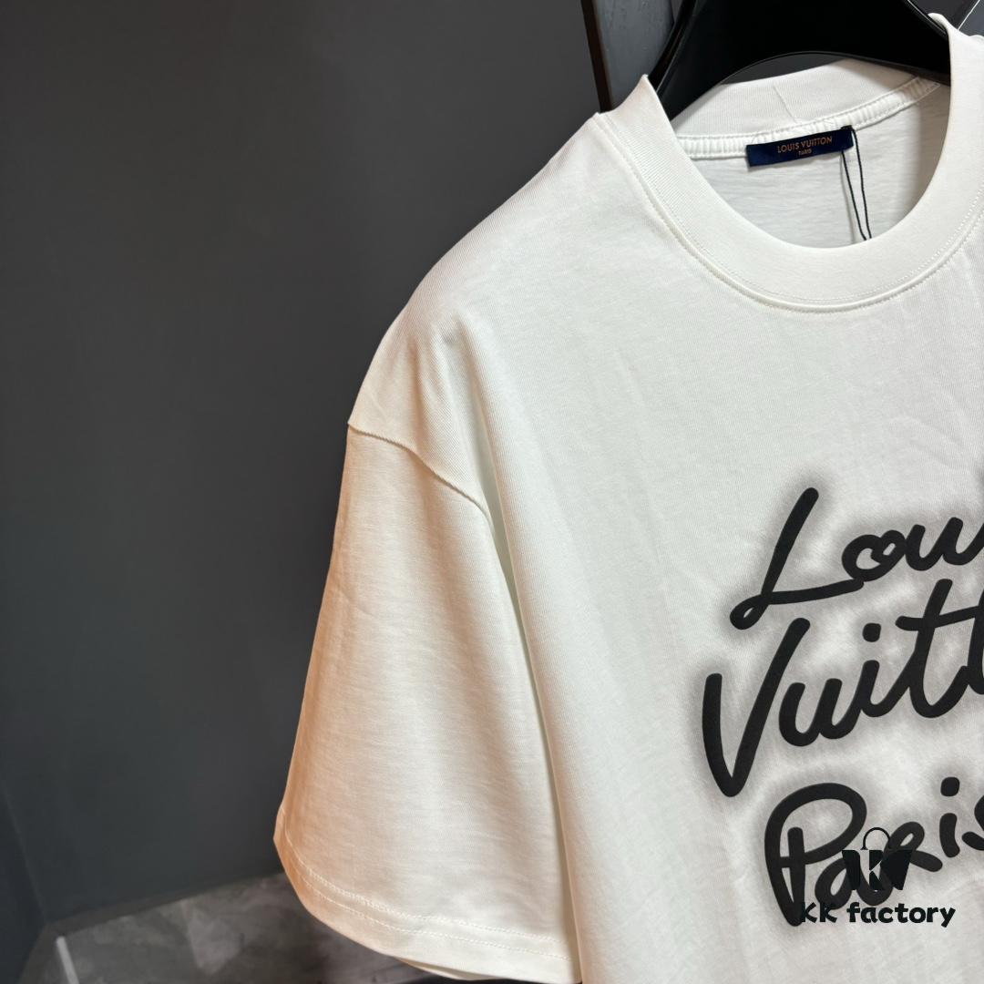 6930fbe36e68136f4d9b471f Louis Vuitton LV 25SS Spring Collection Classic New Arrival T-Shirt! 260g High-Grammage Pure Cotton Fabric, Comfortable Wear. Minimalist Design, Stylish and Trendy. Slightly Oversized Fit for a Relaxed, Casual Look, Perfect for Various Occasions. Whether Shopping, Socializing, or Enjoying Leisure Time, This T-Shirt Adds a Touch of Fashion and Individuality.