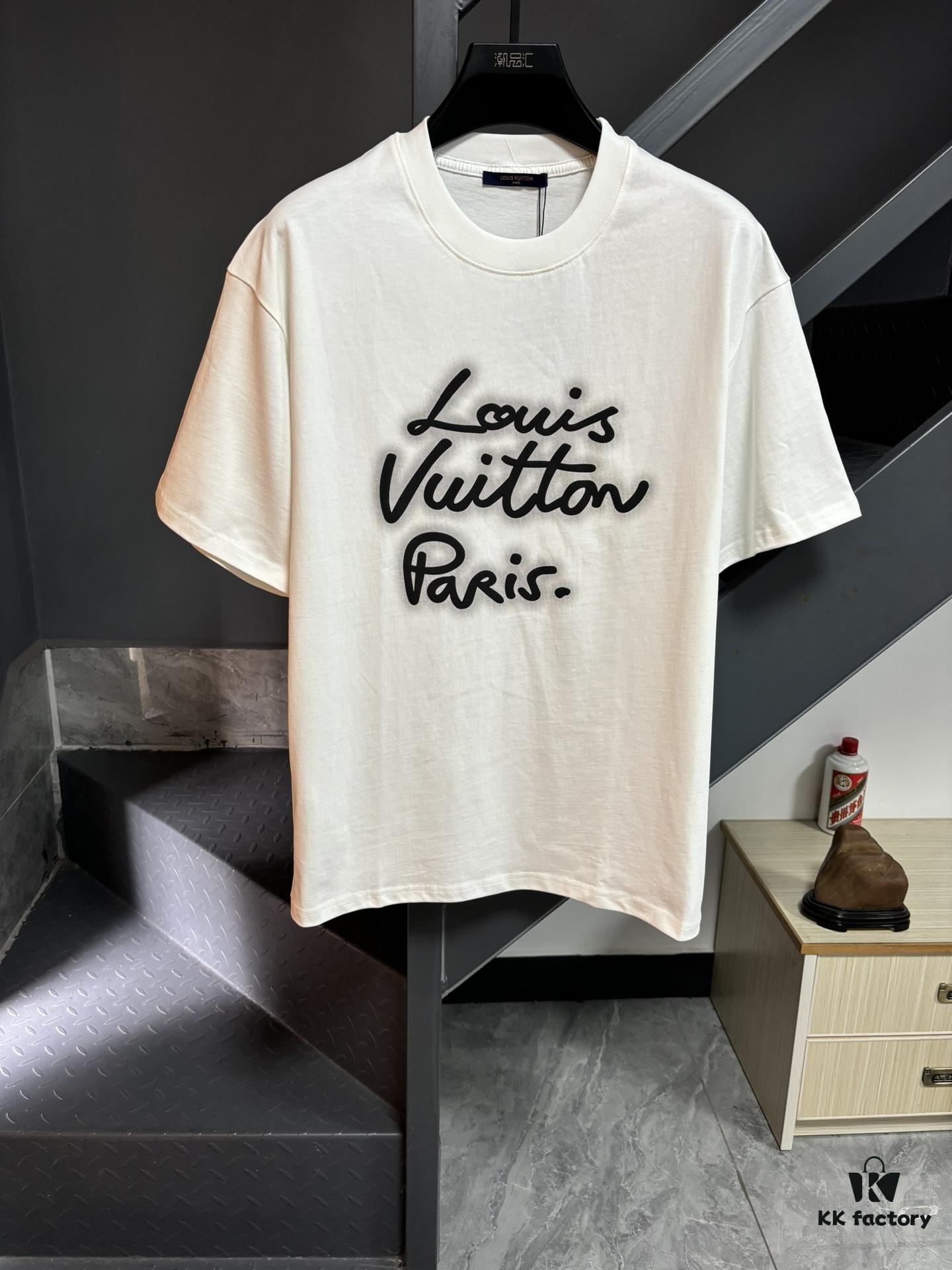 6930fbe66e68136f4d9b4720 Louis Vuitton LV 25SS Spring Collection Classic New Arrival T-Shirt! 260g High-Grammage Pure Cotton Fabric, Comfortable Wear. Minimalist Design, Stylish and Trendy. Slightly Oversized Fit for a Relaxed, Casual Look, Perfect for Various Occasions. Whether Shopping, Socializing, or Enjoying Leisure Time, This T-Shirt Adds a Touch of Fashion and Individuality.