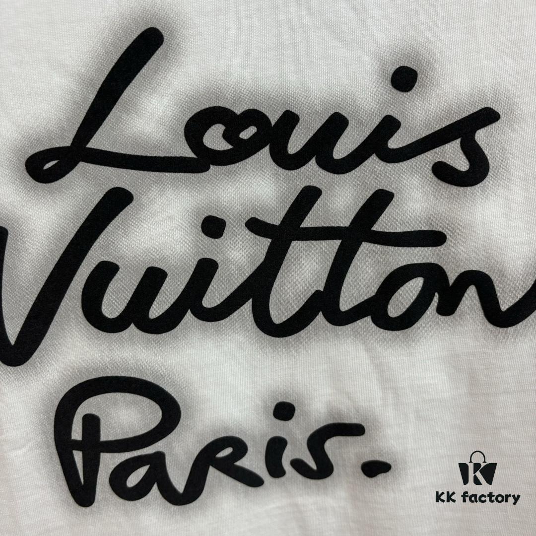 6930fbe76e68136f4d9b4721 Louis Vuitton LV 25SS Spring Collection Classic New Arrival T-Shirt! 260g High-Grammage Pure Cotton Fabric, Comfortable Wear. Minimalist Design, Stylish and Trendy. Slightly Oversized Fit for a Relaxed, Casual Look, Perfect for Various Occasions. Whether Shopping, Socializing, or Enjoying Leisure Time, This T-Shirt Adds a Touch of Fashion and Individuality.