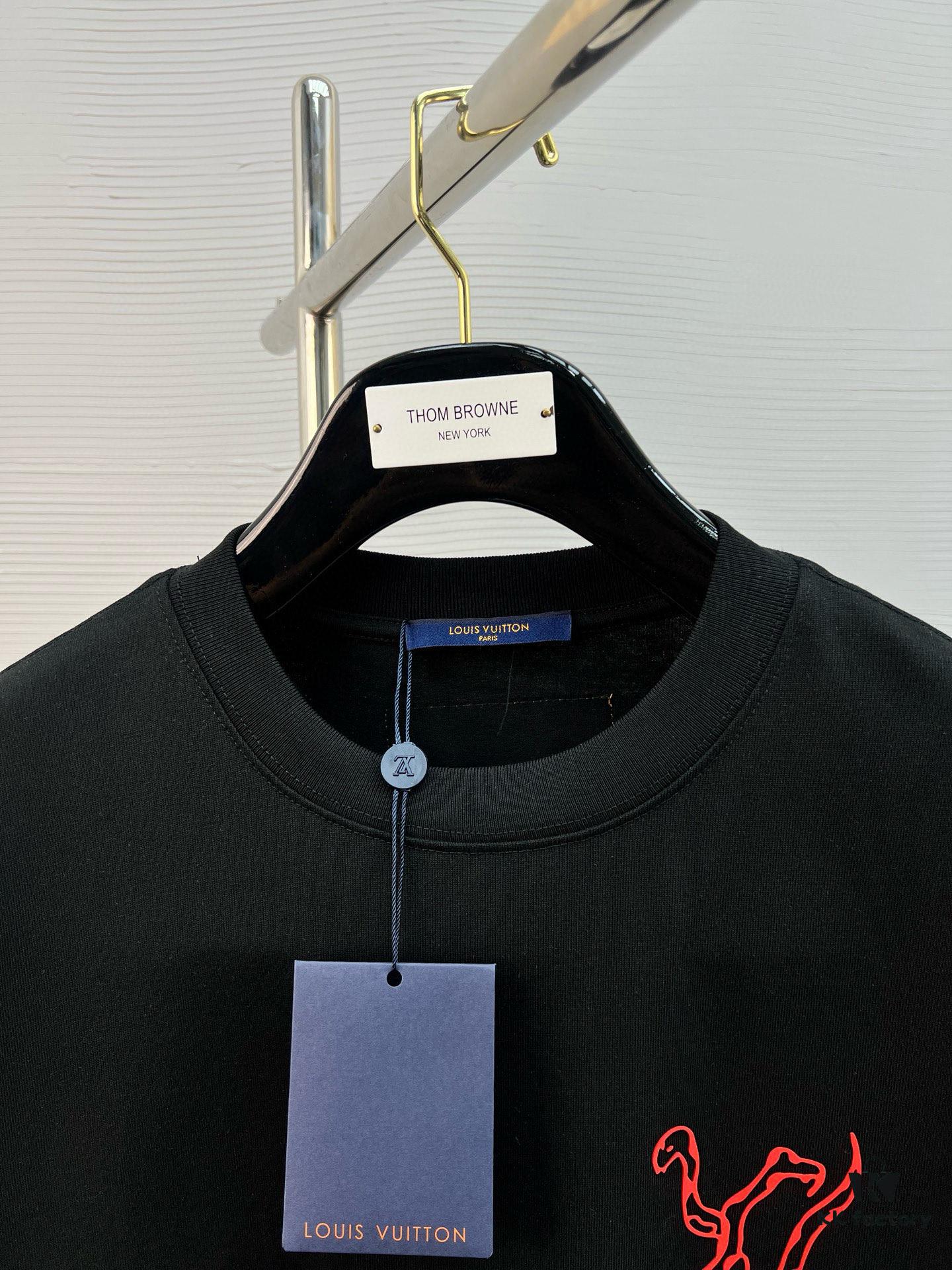 6930fbf46e68136f4d9b472c High-Quality LV 25SS Screen-Printed Premium Craftsmanship Classic Color T-Shirt!! A vibrant and youthful new arrival from the latest teddy bear collection, featuring high-standard printing with strong three-dimensional color transitions. Made from selected 280g pure cotton fabric for soft comfort. Perfectly matches jeans, chinos, or shorts—ideal for spring and summer wear.