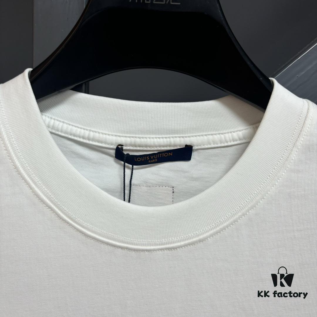 LV Louis Vuitton Spring/Summer 2025 New Arrival Classic T-Shirt! Made from 26g high GSM pure cotton fabric for exceptional comfort. Features a minimalist, stylish design with a slightly loose fit, offering a relaxed and versatile silhouette perfect for any occasion. Ideal for shopping, gatherings, or casual outings, this T-shirt adds a touch of fashion and individuality to your look.