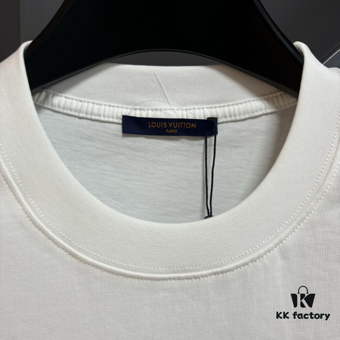 6930fc296e68136f4d9b4762 Louis Vuitton LV 25SS Spring Collection Classic New Arrival T-Shirt! 260g High-Grammage Pure Cotton Fabric, Comfortable Wear. Minimalist Design, Stylish and Trendy. Slightly Oversized Fit for a Relaxed, Casual Look, Perfect for Various Occasions. Whether Shopping, Socializing, or Enjoying Leisure Time, This T-Shirt Adds a Touch of Fashion and Individuality.