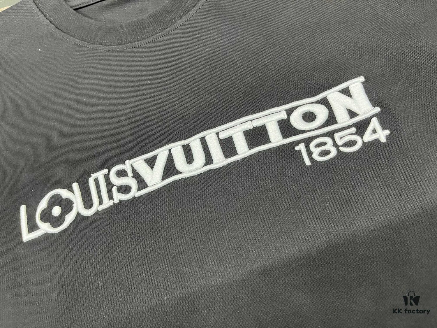 69310d6d908475d562cd8eb7 Louis Vuitton/LV New Embroidered Appliqué Round Neck Short Sleeve T-Shirt