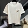 69310e0e908475d562cd8ece LV Louis Vuitton Spring/Summer 2025 New Arrival Classic T-Shirt! Made from 26g high-density pure cotton fabric for exceptional comfort. Features a minimalist, stylish design with a slightly loose fit, offering a relaxed and versatile silhouette perfect for various occasions. Ideal for shopping, gatherings, or casual outings, this T-shirt adds a touch of fashion and individuality to your look.